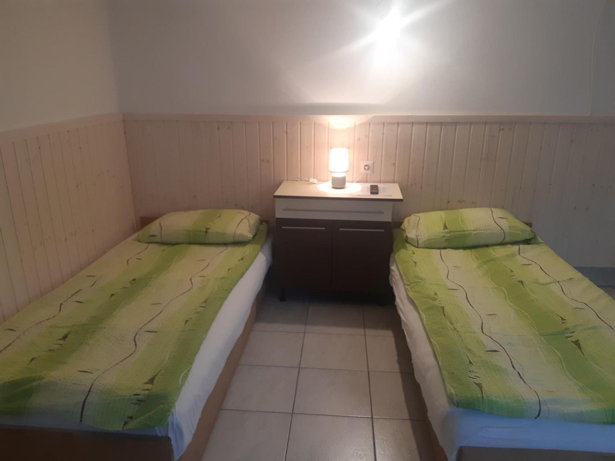 Sub Rosa Two-Bedroom Apartment Balatonfenyves Bagian luar foto